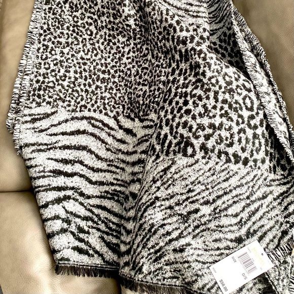 Michael Kors NWOT Pashmina, grey and black animal print - Picture 3 of 4